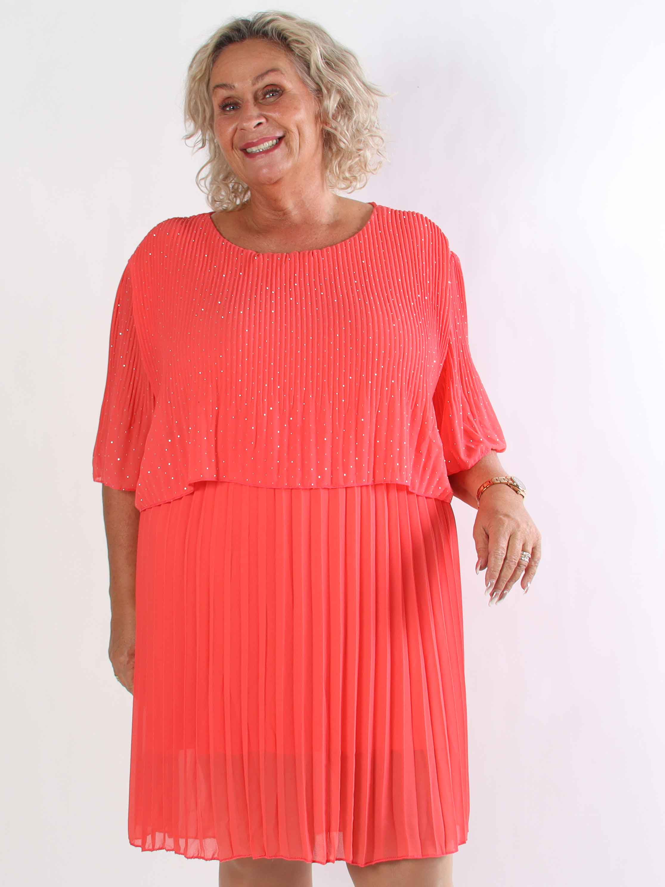 Kristina Crystal - Plisseret plus size kjole med similisten og flæselag